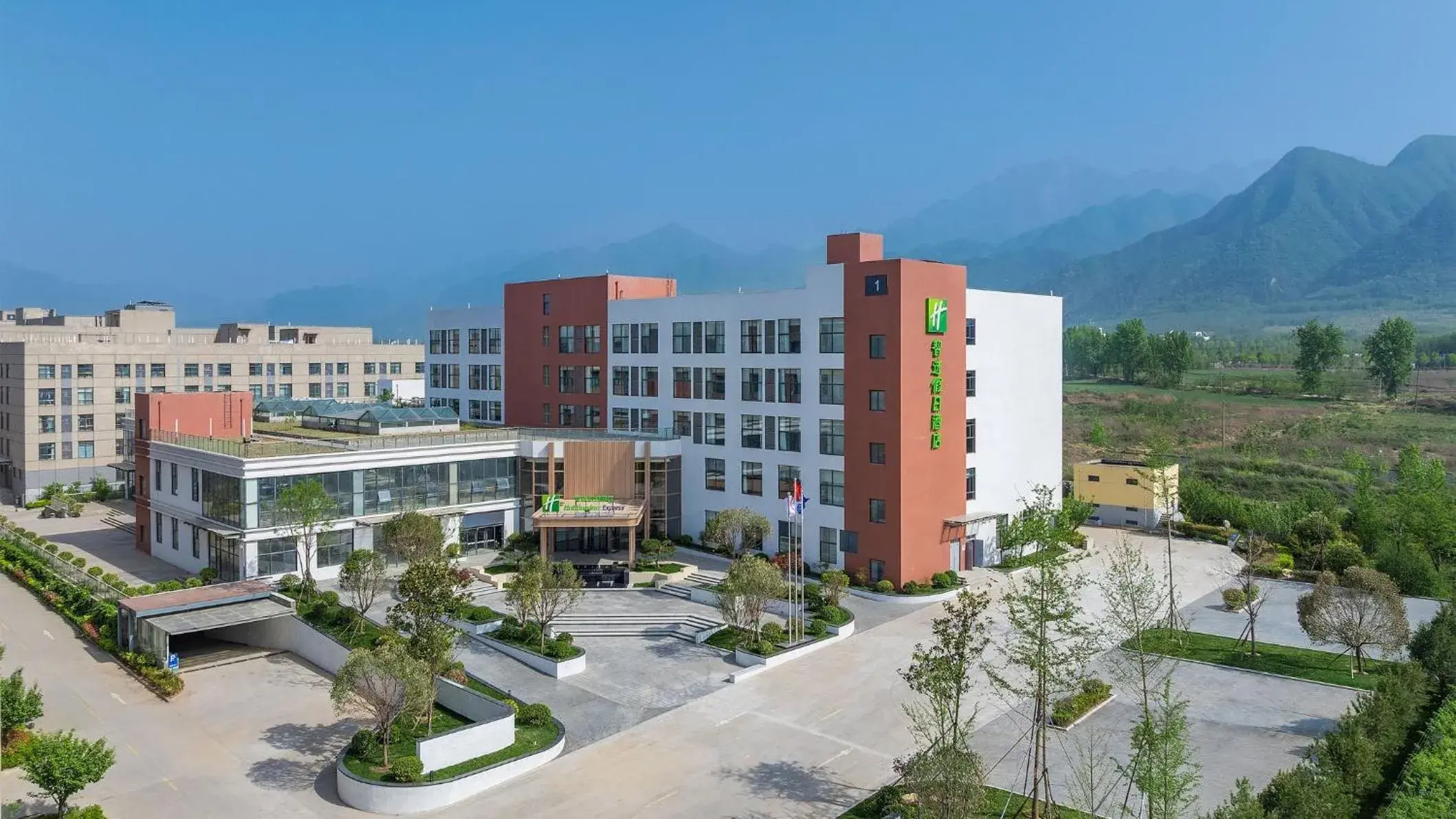 Property building in Holiday Inn Express Xi'an Caotang Technology Park by IHG Property building in Holiday Inn Express Xi'an Caotang Technology Park by IHG