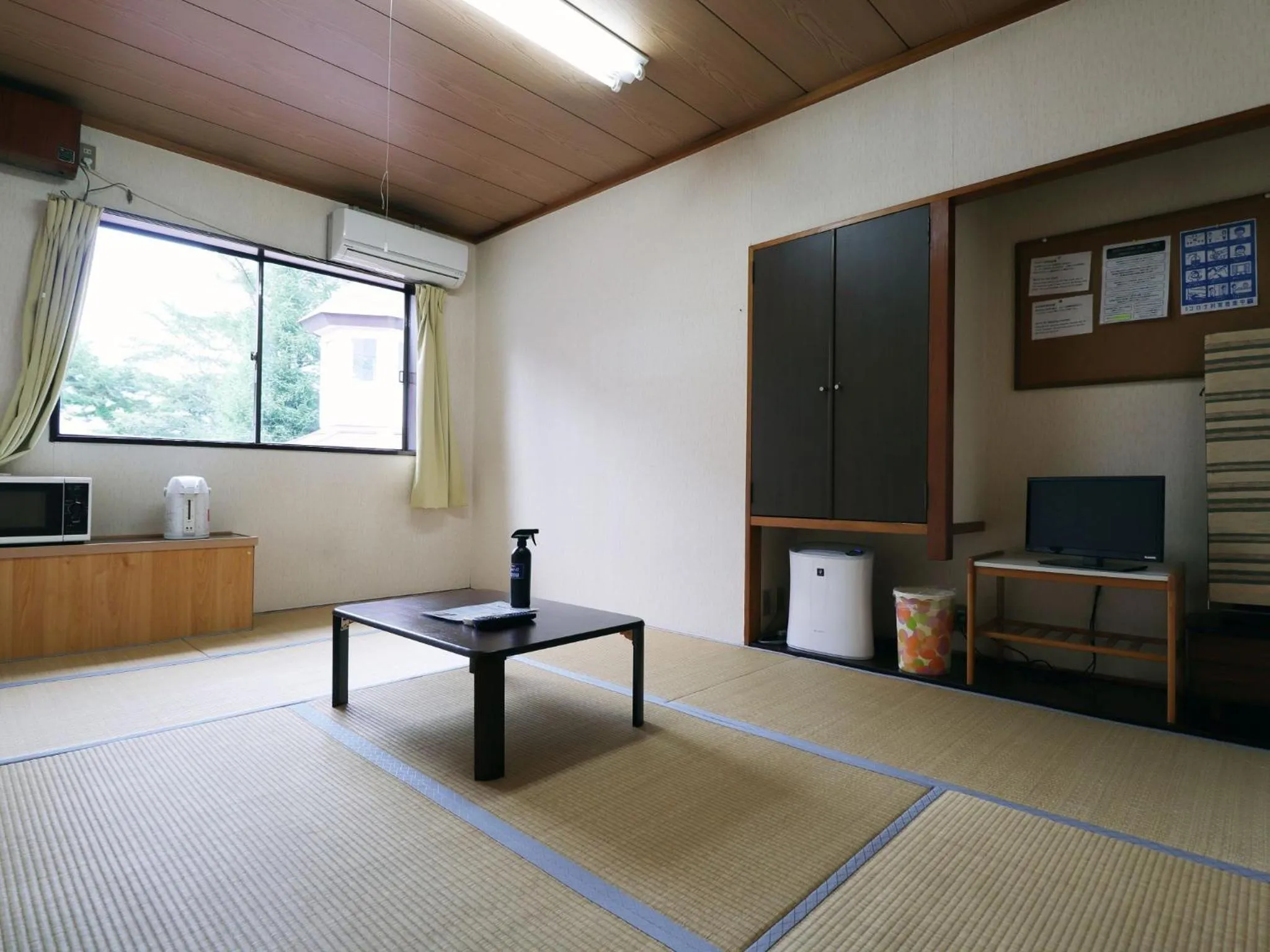 Photo of the whole room in Hotel Camelot