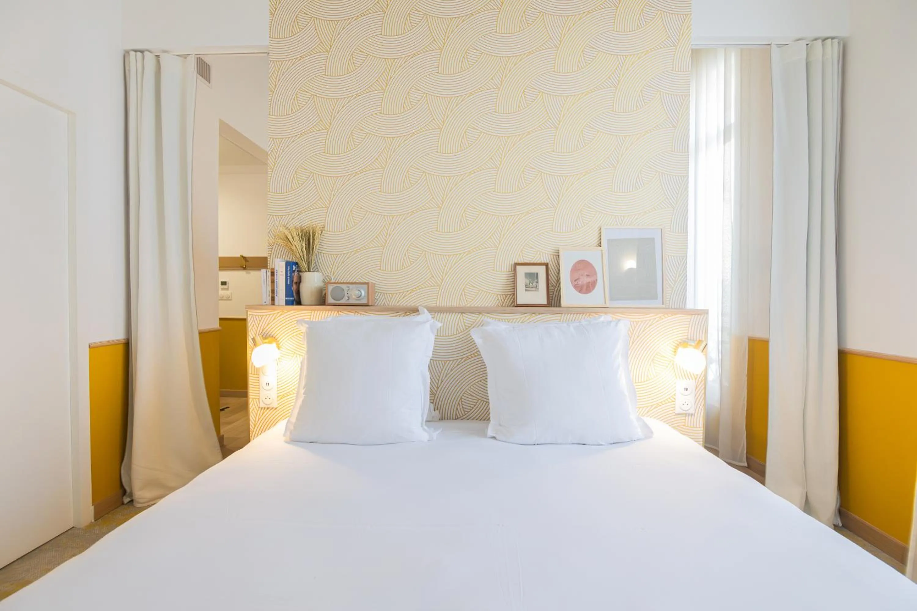 Photo of the whole room, Bed in Grand Juste