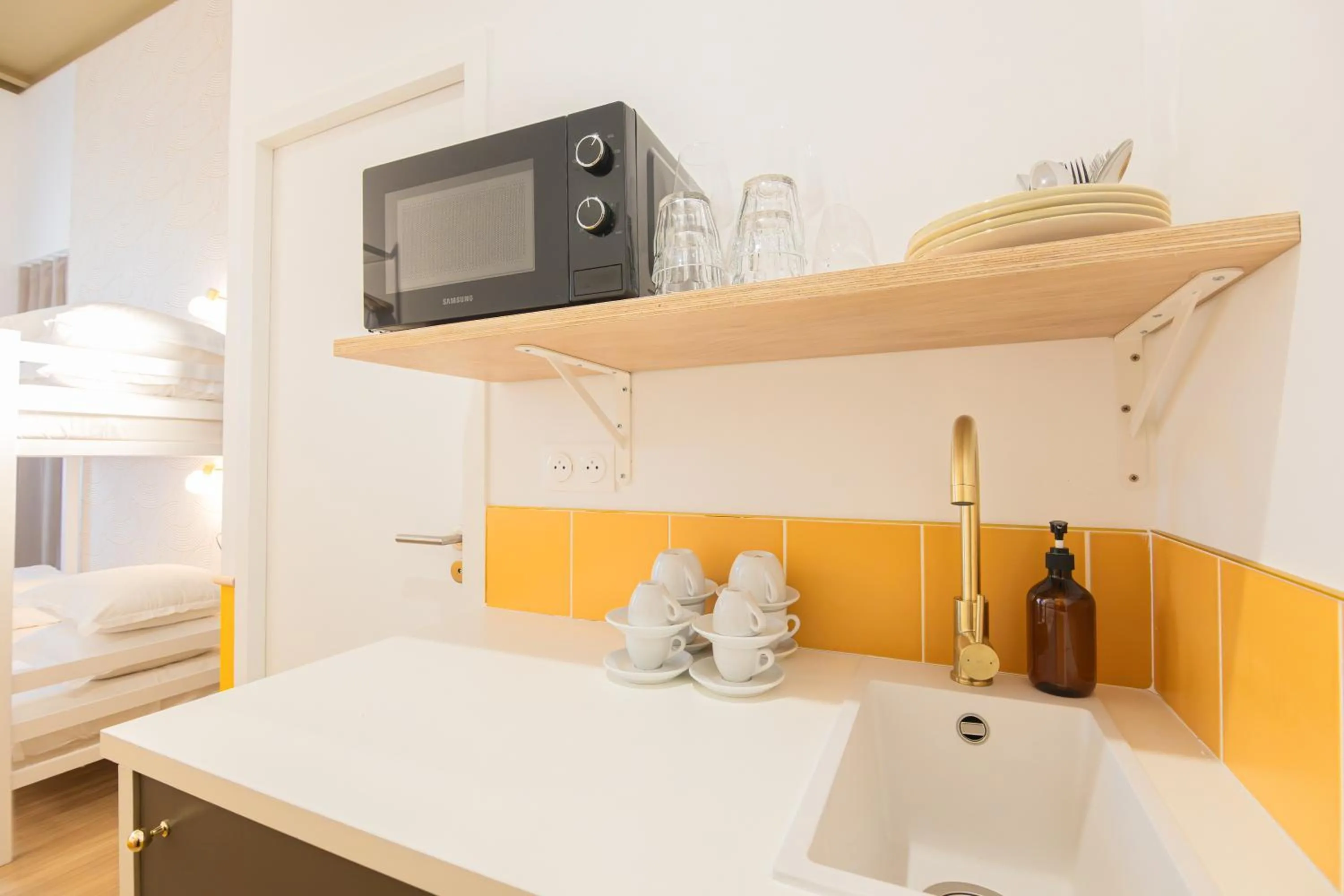 Kitchen or kitchenette, Bed in Grand Juste