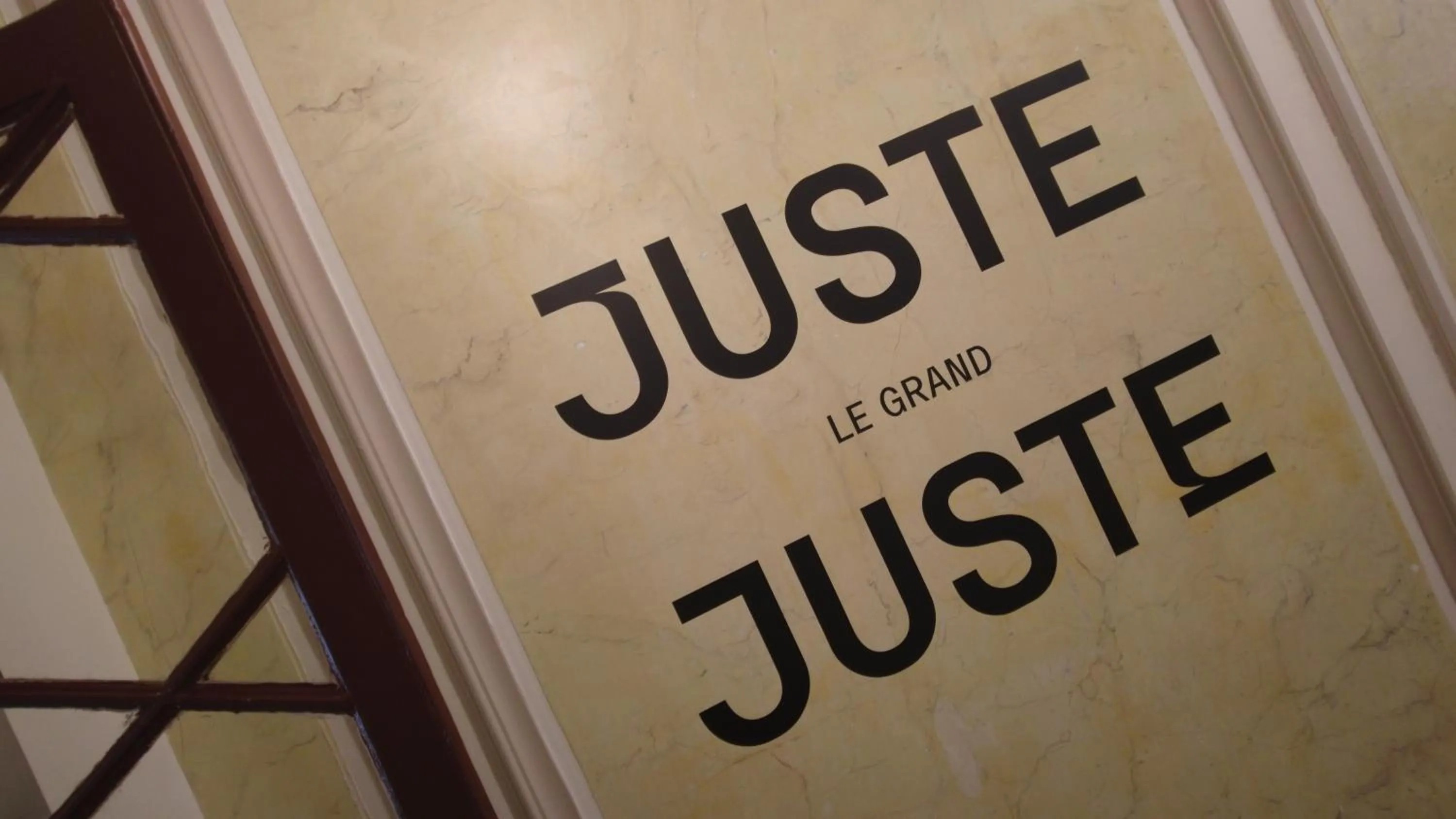 Text overlay in Grand Juste