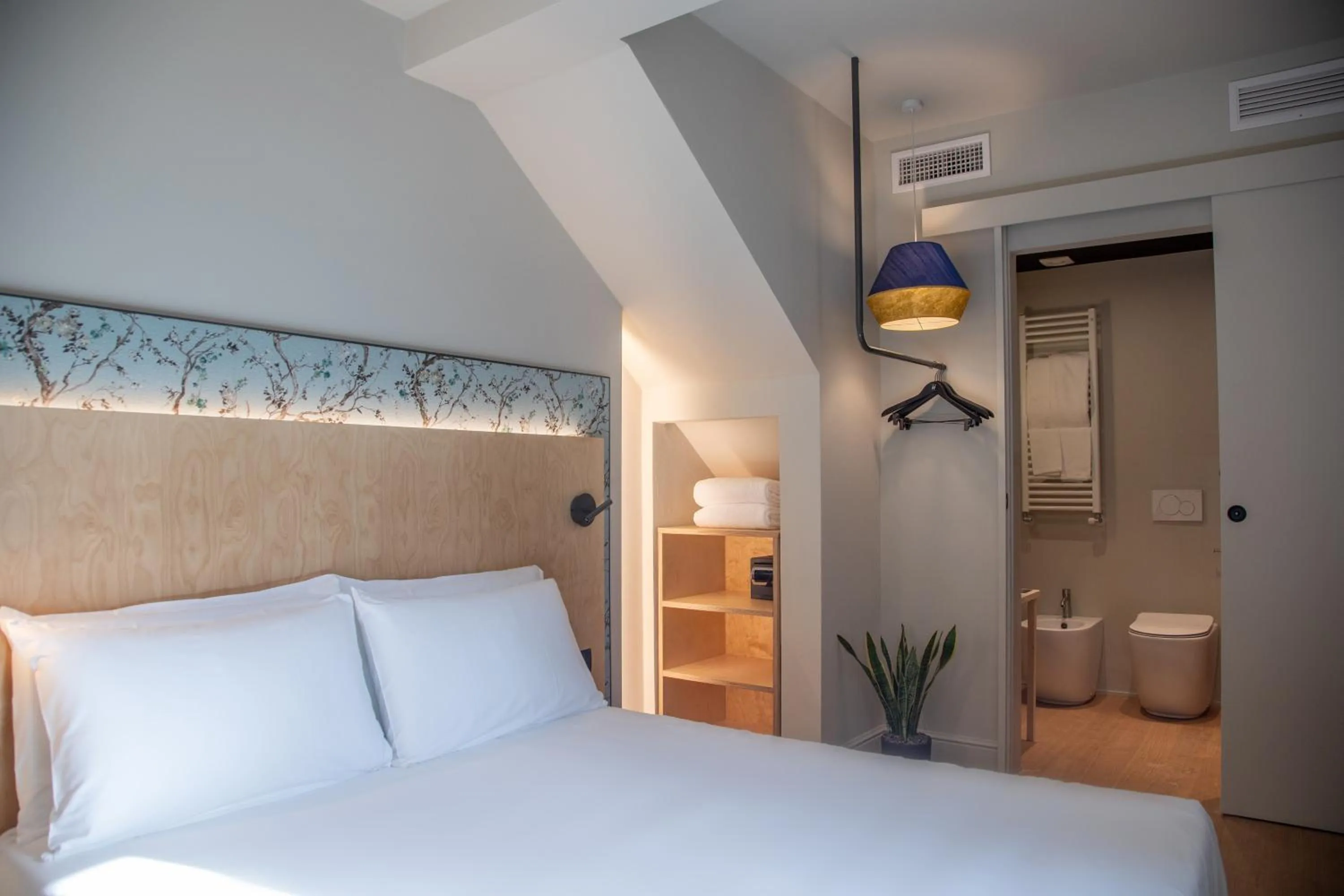 Toilet, Bed in Hotel Casa W