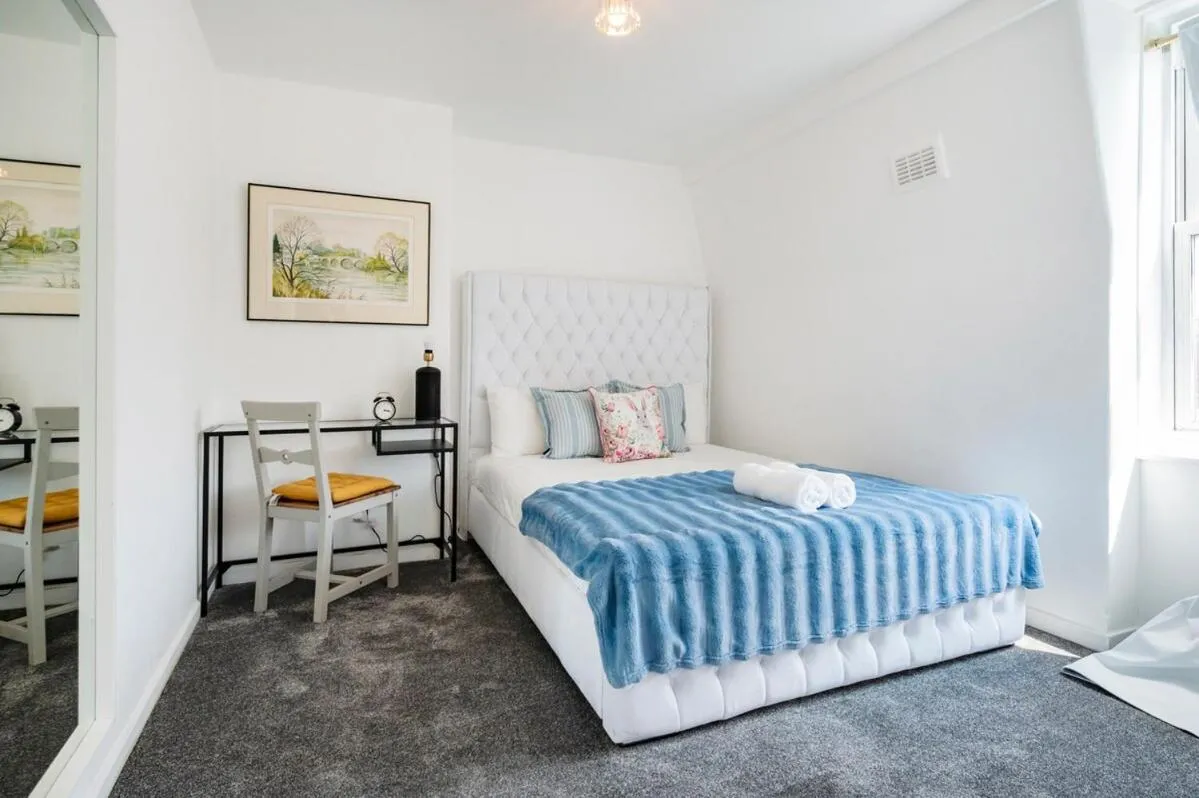 Bed in Spacious London stay - 3 Bedroom property