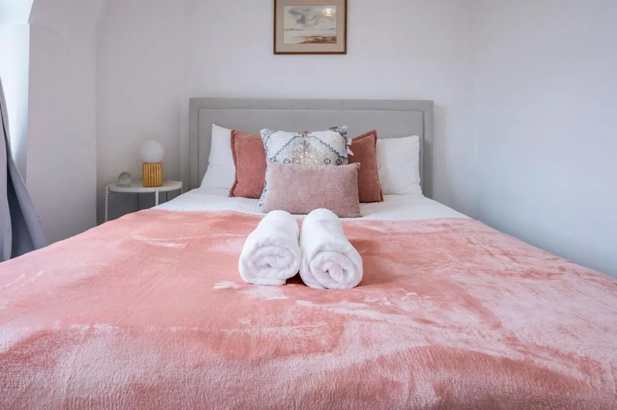 Bed in Spacious London stay - 3 Bedroom property