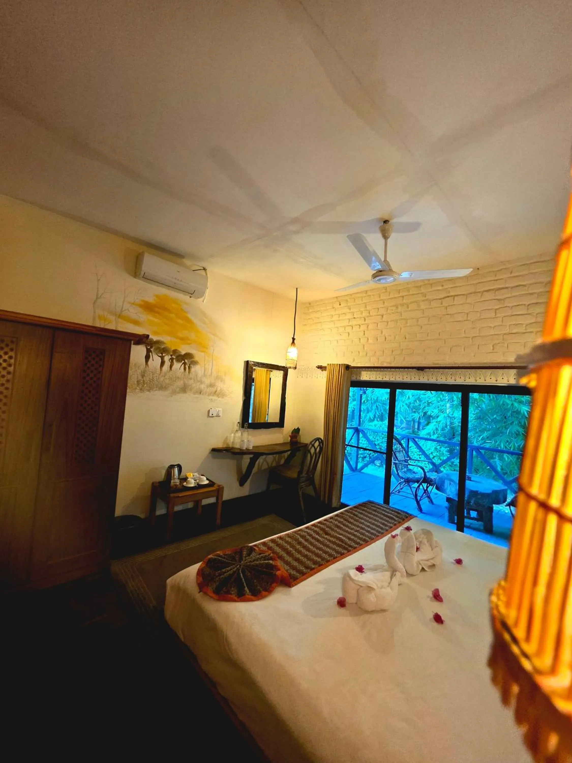 Bed in Siddhartha Wildlife Retreat