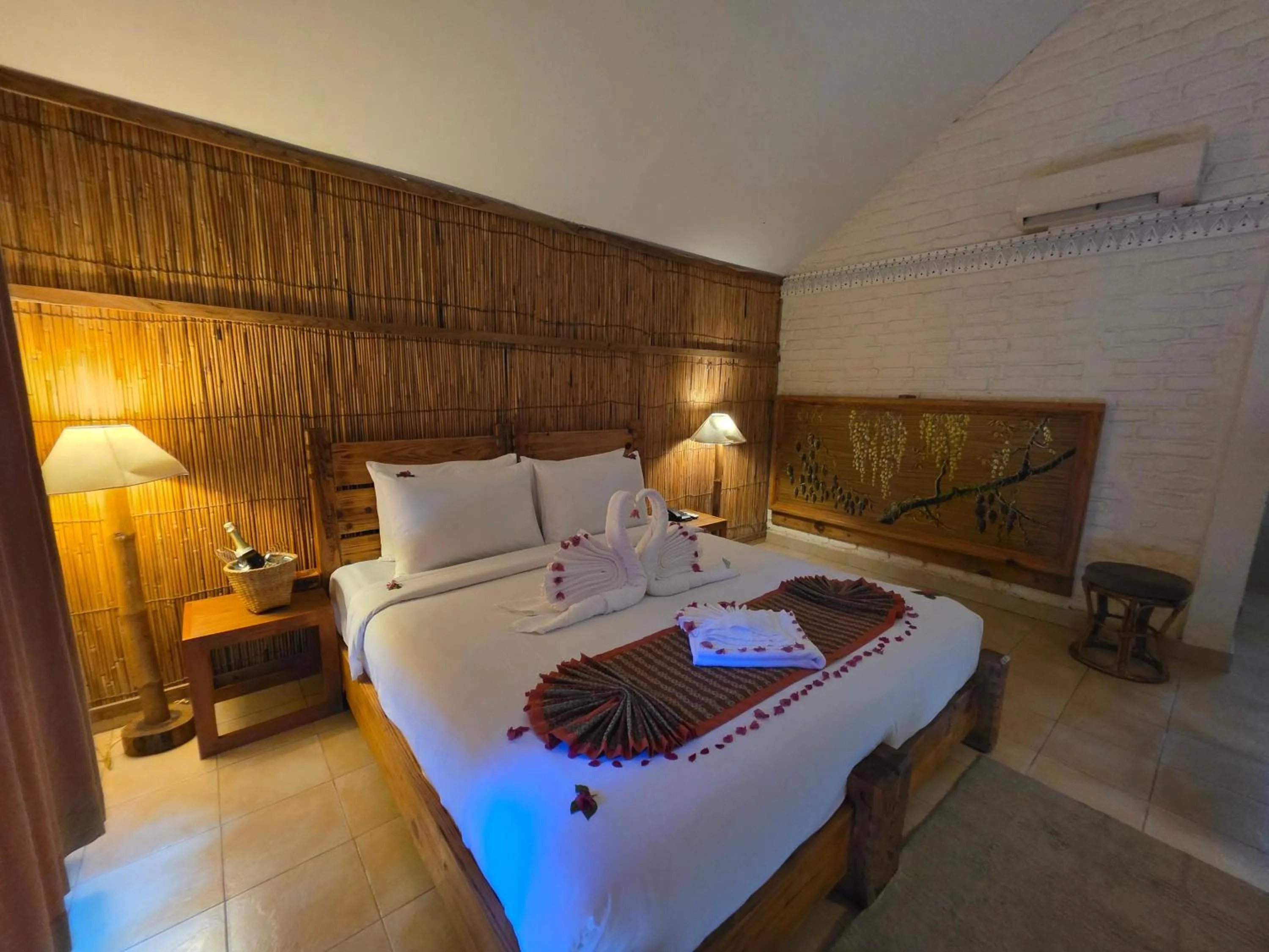 Bed in Siddhartha Wildlife Retreat