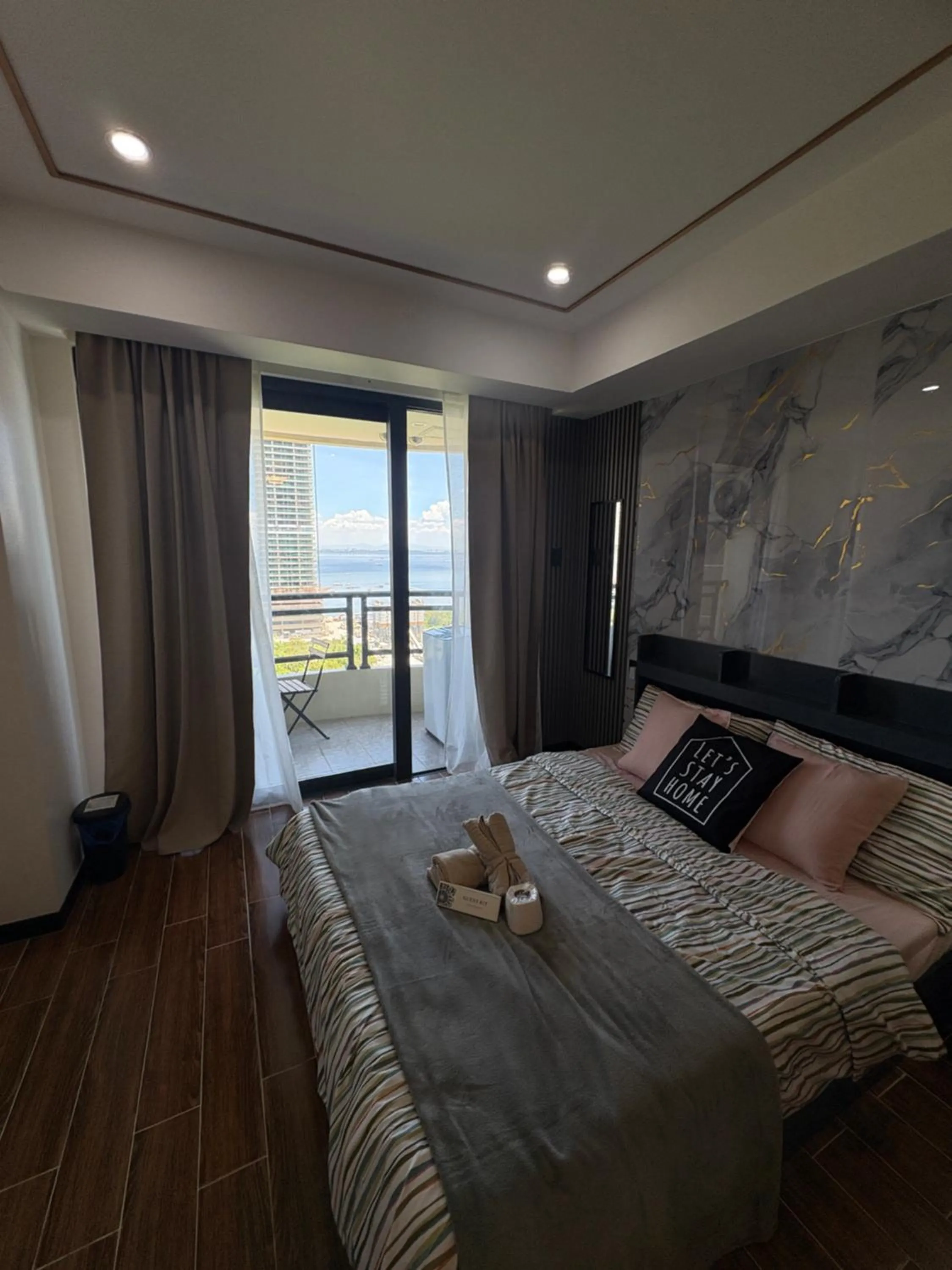 Bed in Sybaysuites staycation near Okada COD MOA NAIA airport Solaire MSV1808H