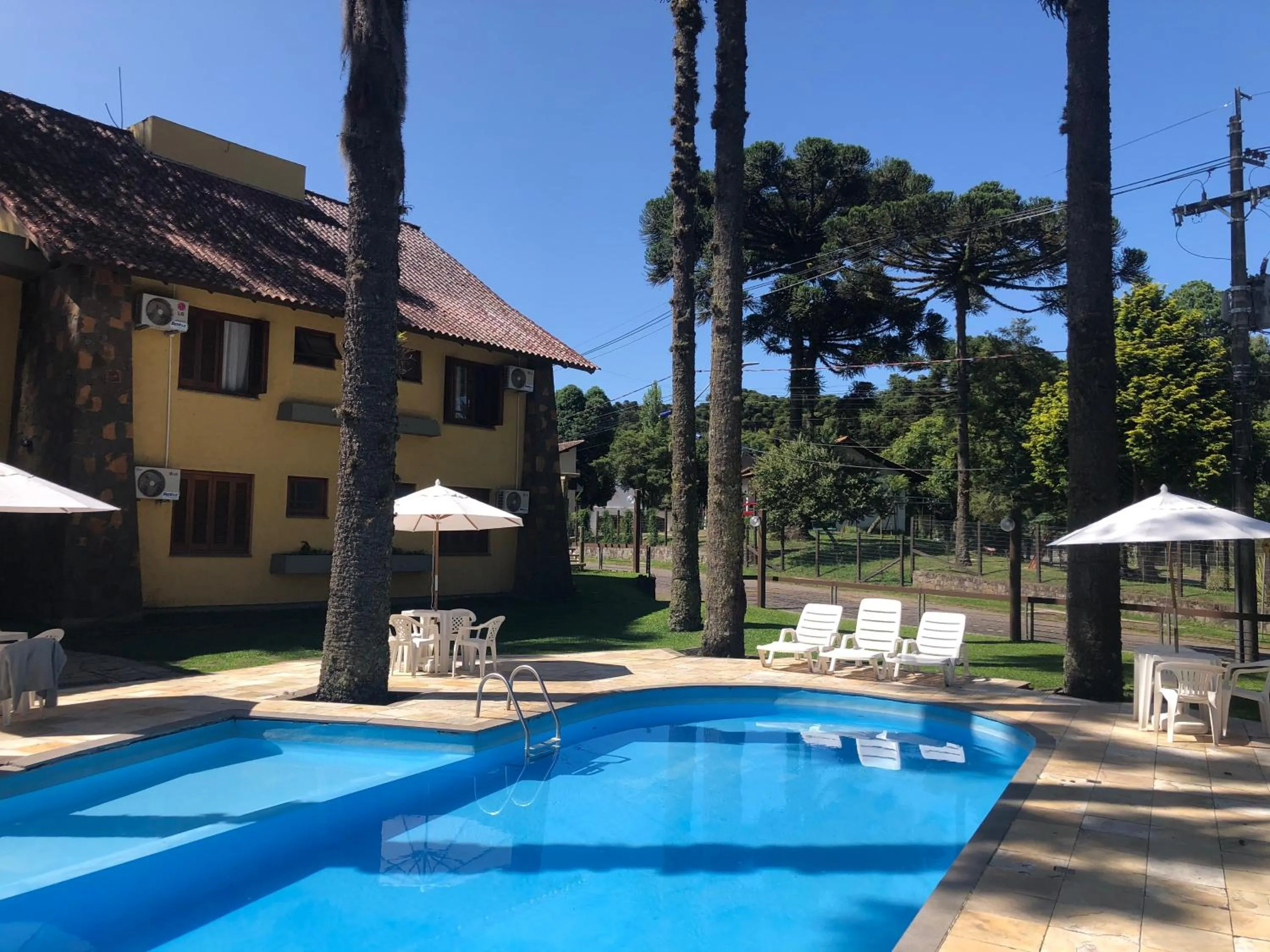 Swimming pool in Estalagem Vila Suzana - Quadra de Beach Tennis Indoor