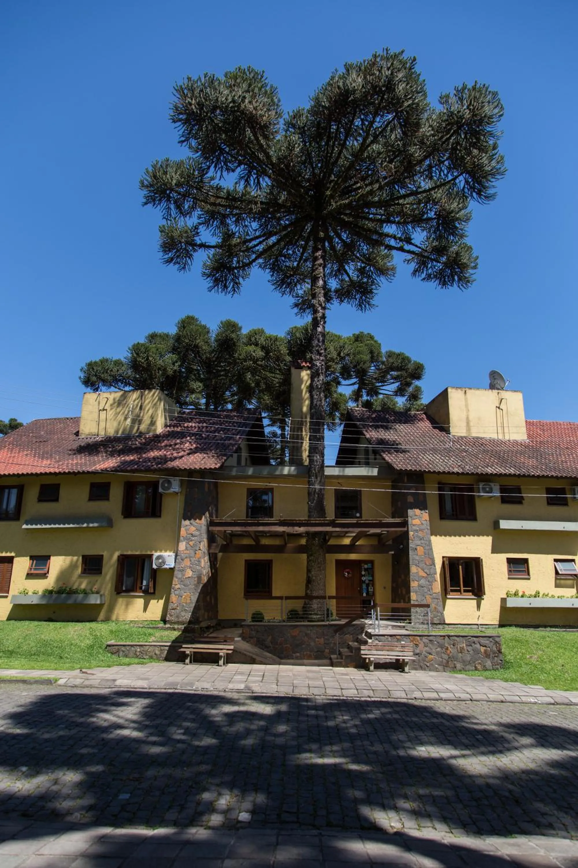 Facade/entrance in Estalagem Vila Suzana - Quadra de Beach Tennis Indoor