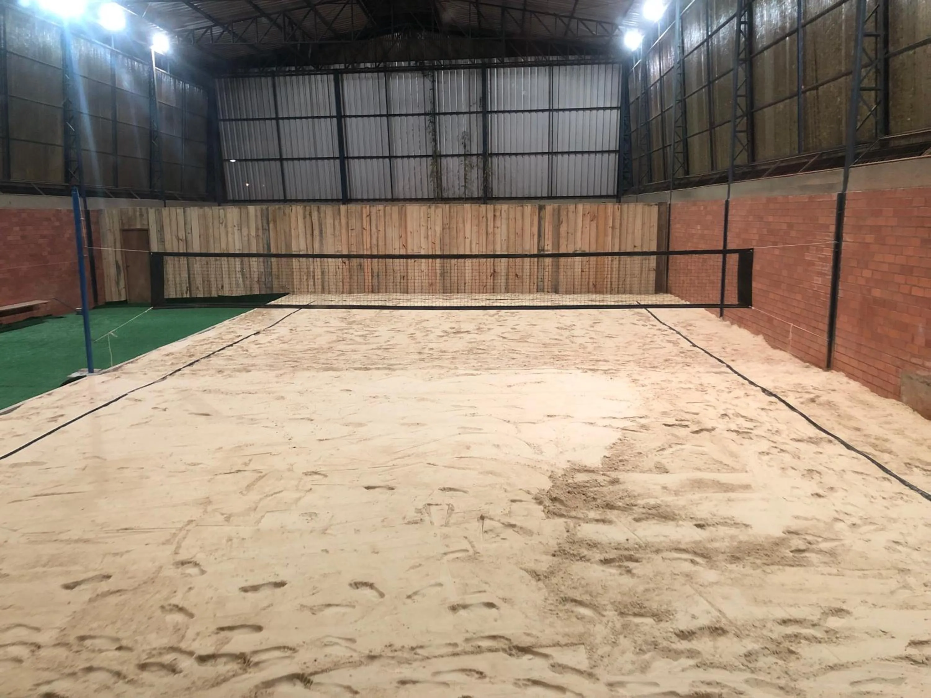 Tennis court in Estalagem Vila Suzana - Quadra de Beach Tennis Indoor