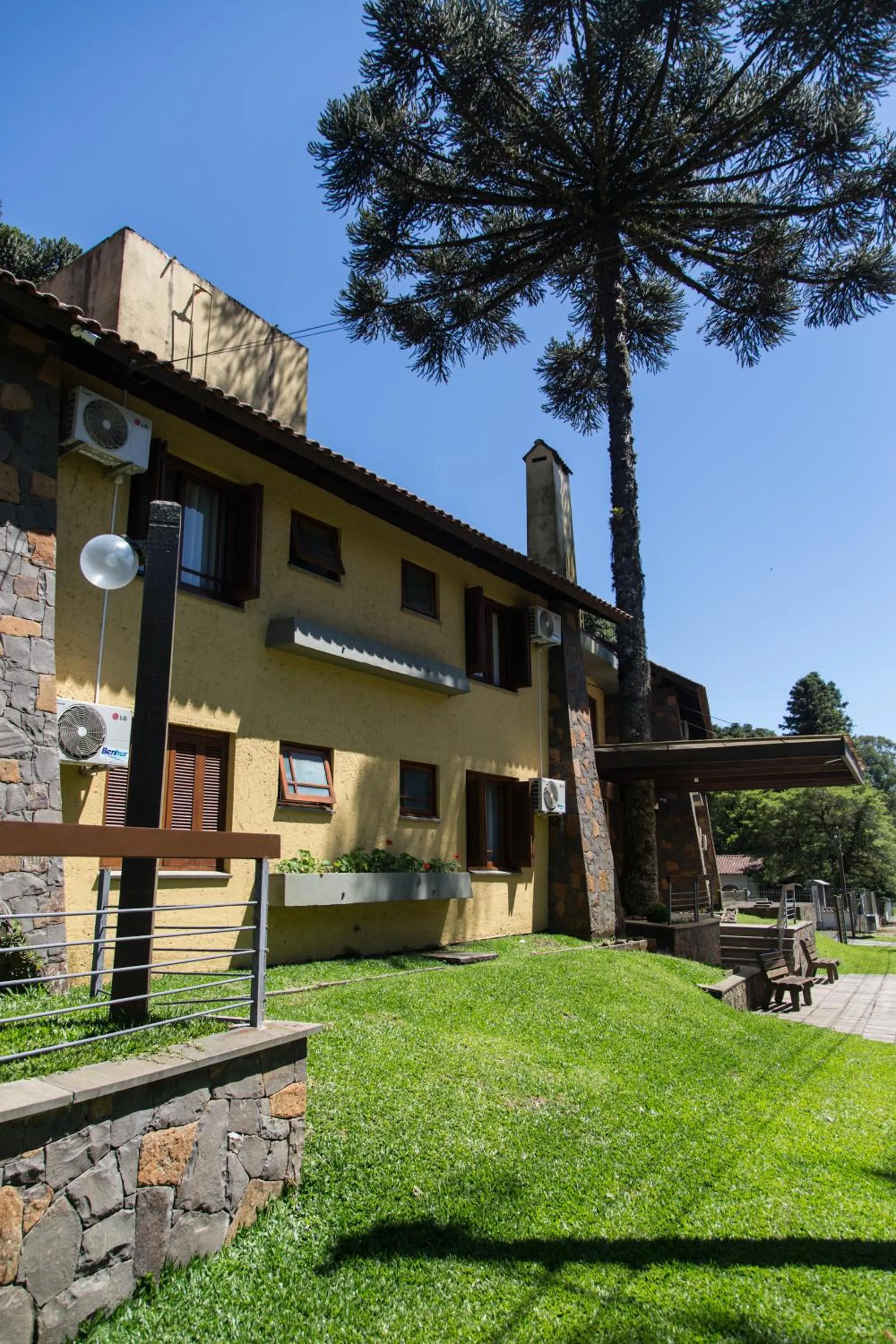 Facade/entrance in Estalagem Vila Suzana - Quadra de Beach Tennis Indoor