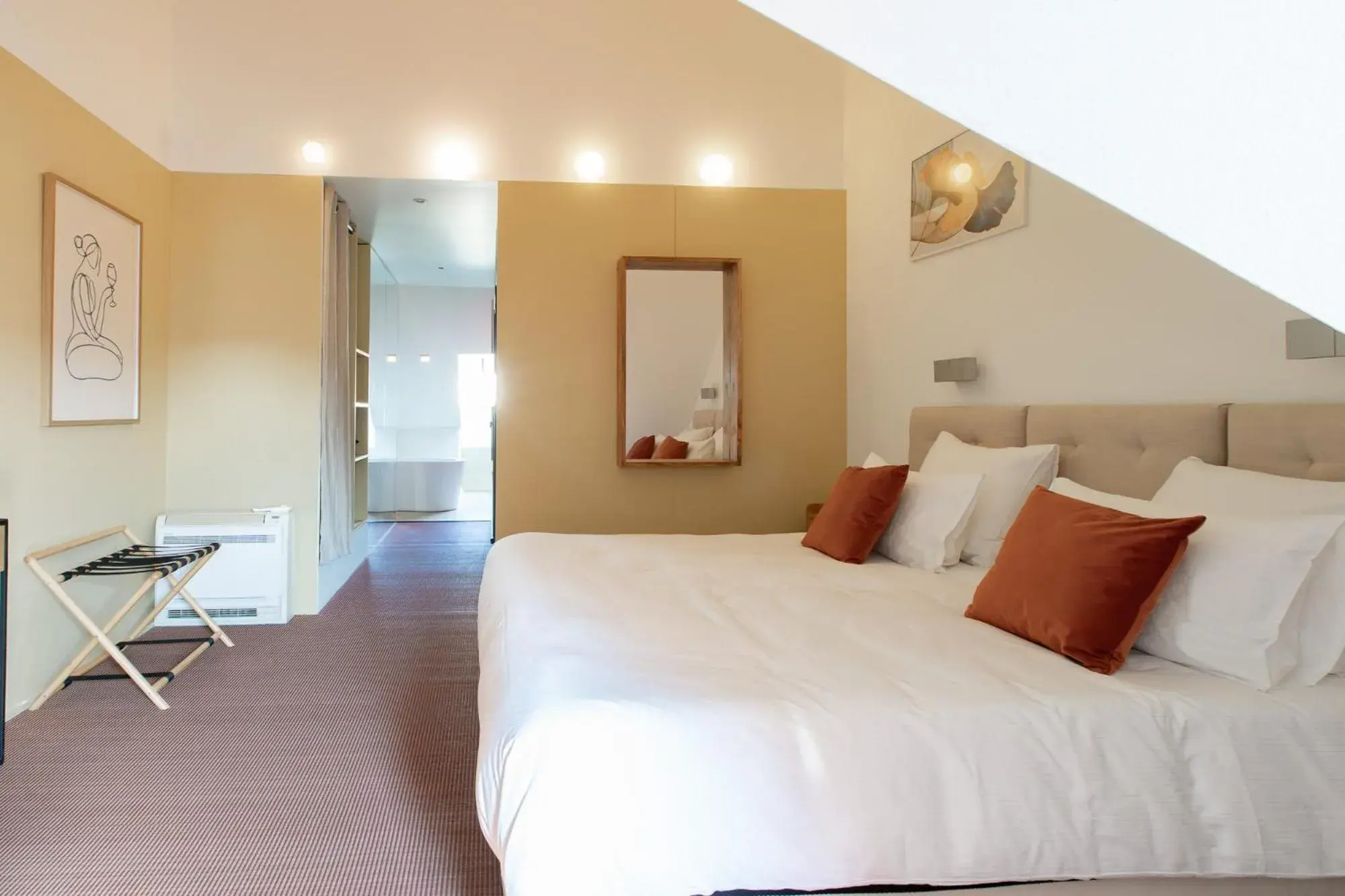 Bedroom, Bed in La Petite Fugue Bedroom, Bed in La Petite Fugue