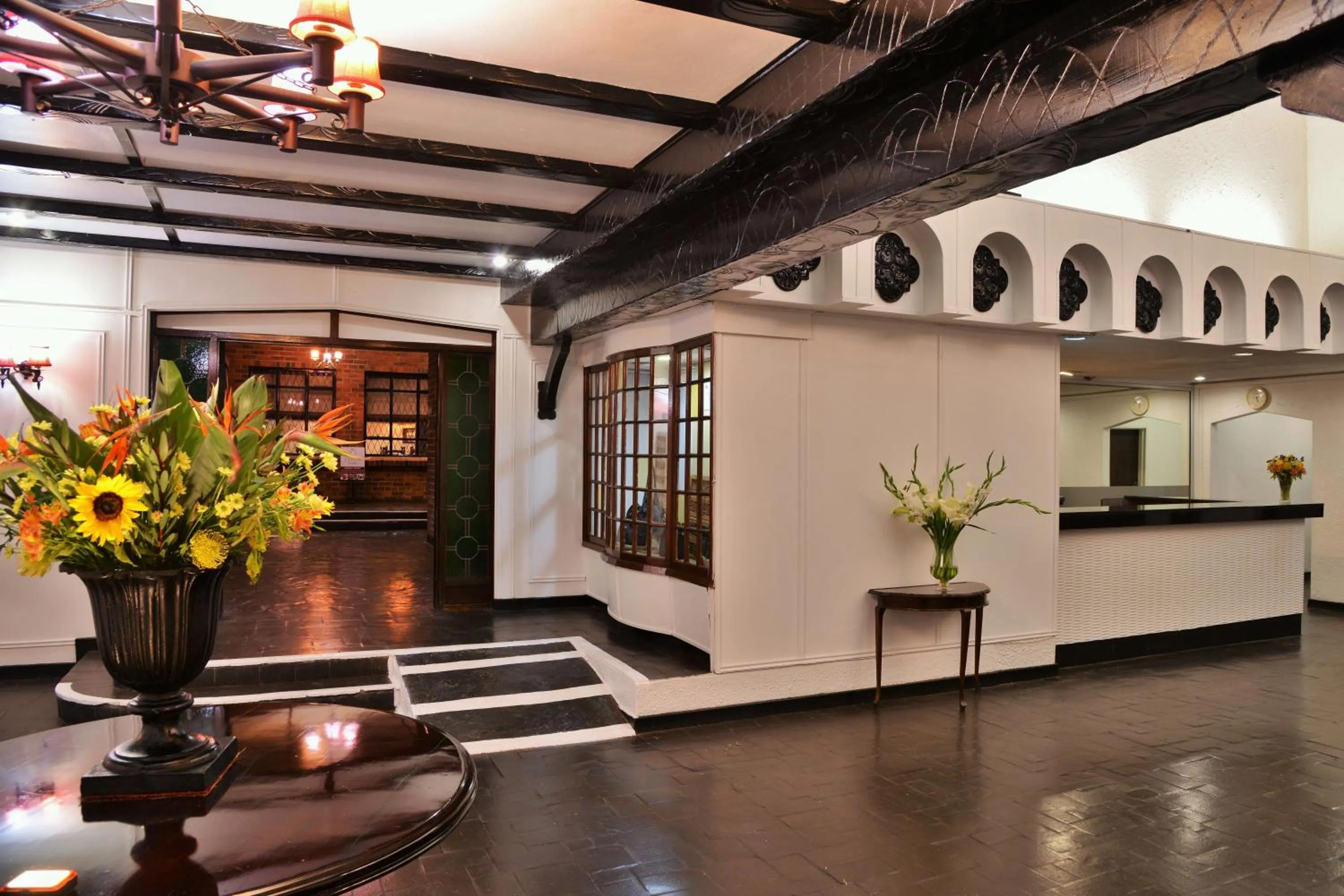 Lobby or reception in Cresta Churchill Hotel