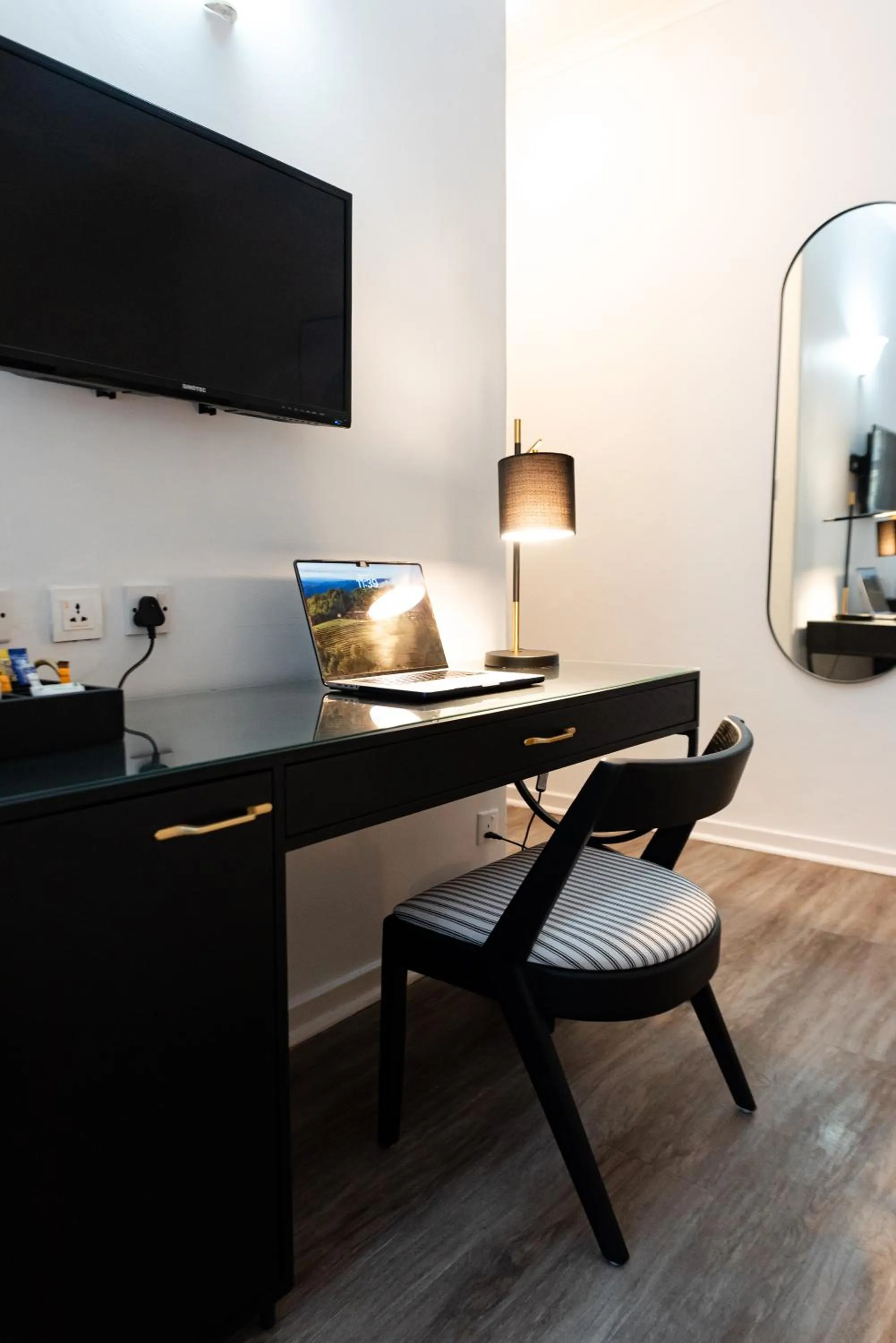 TV and multimedia in Cresta Churchill Hotel