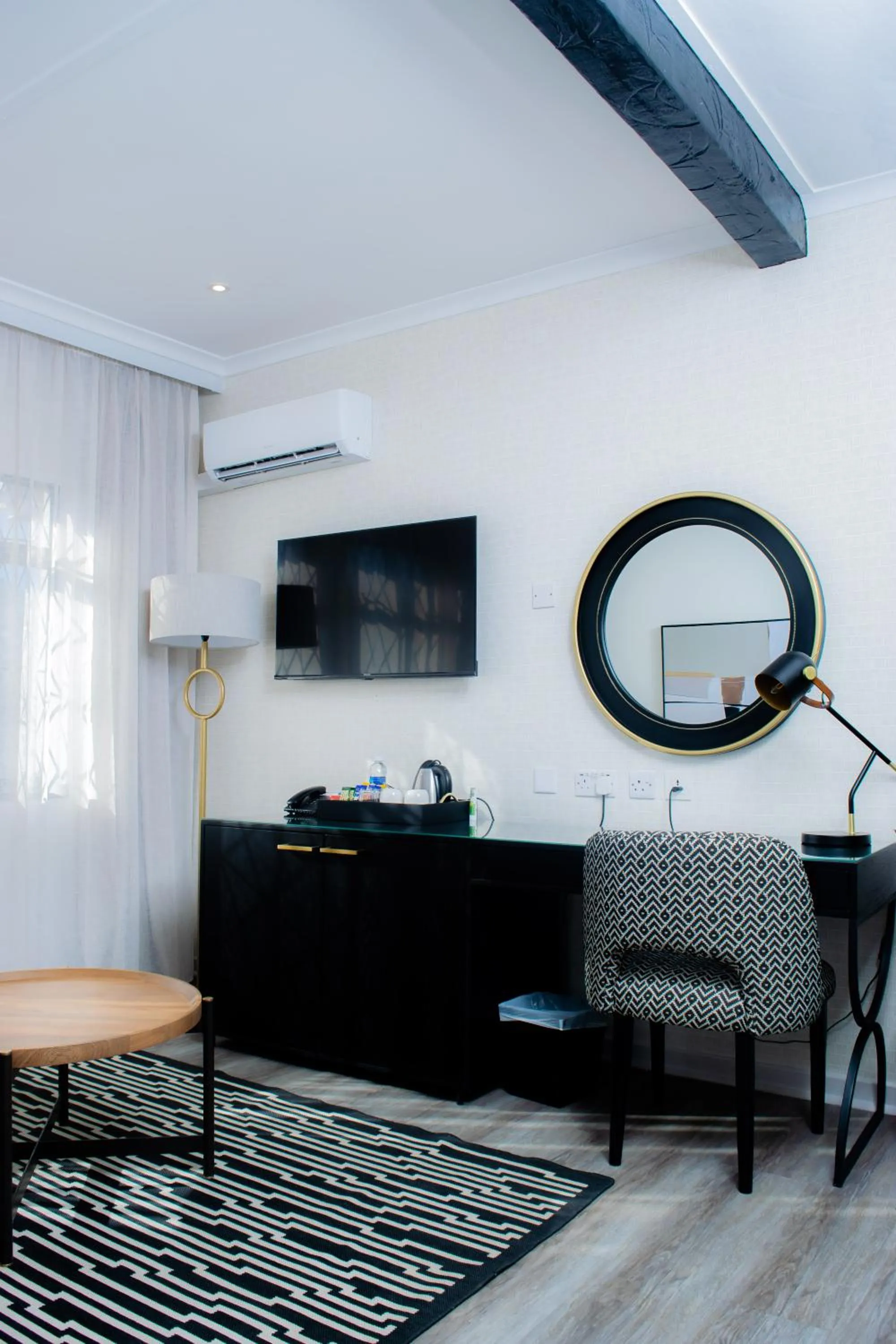 TV and multimedia in Cresta Churchill Hotel