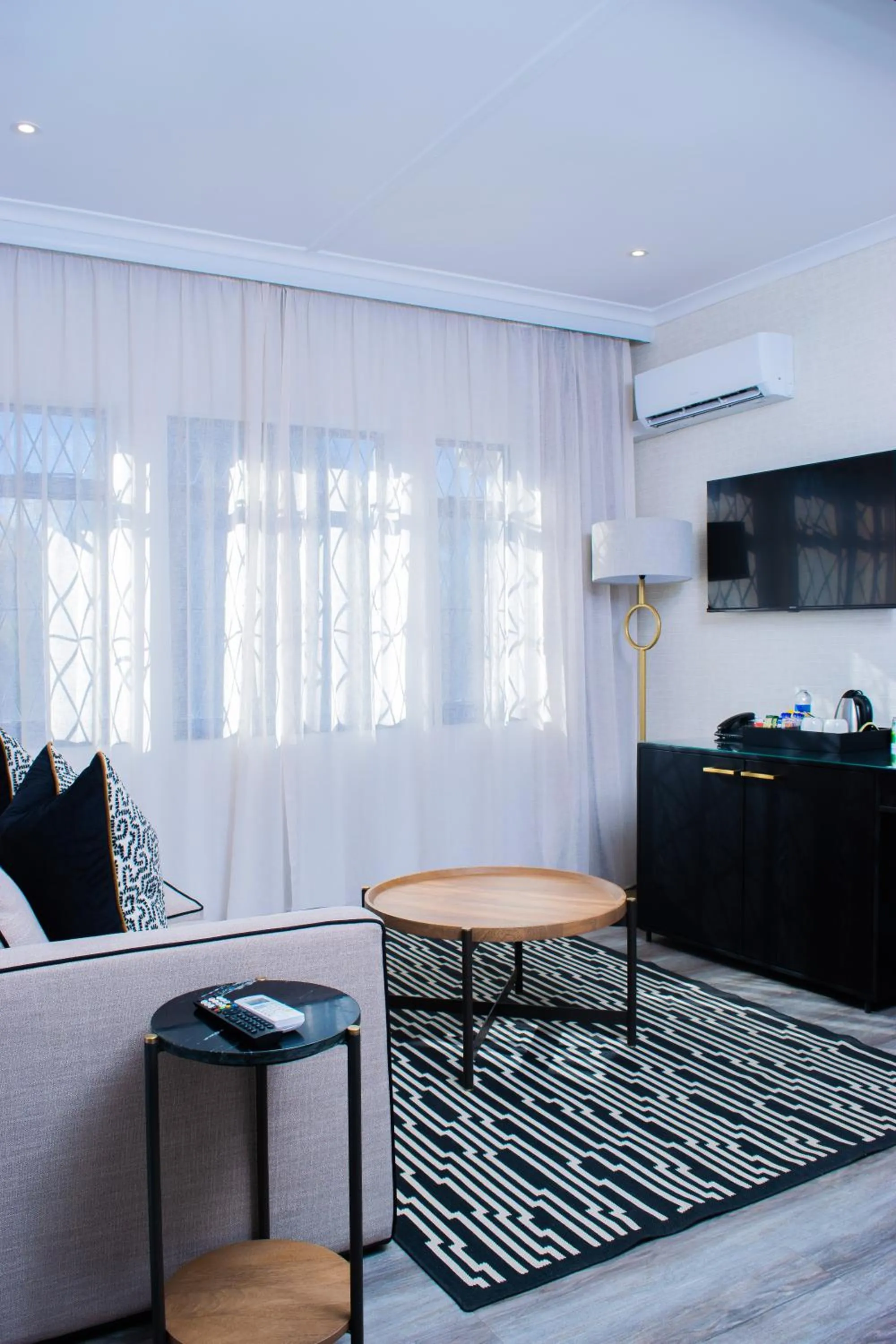 TV and multimedia in Cresta Churchill Hotel