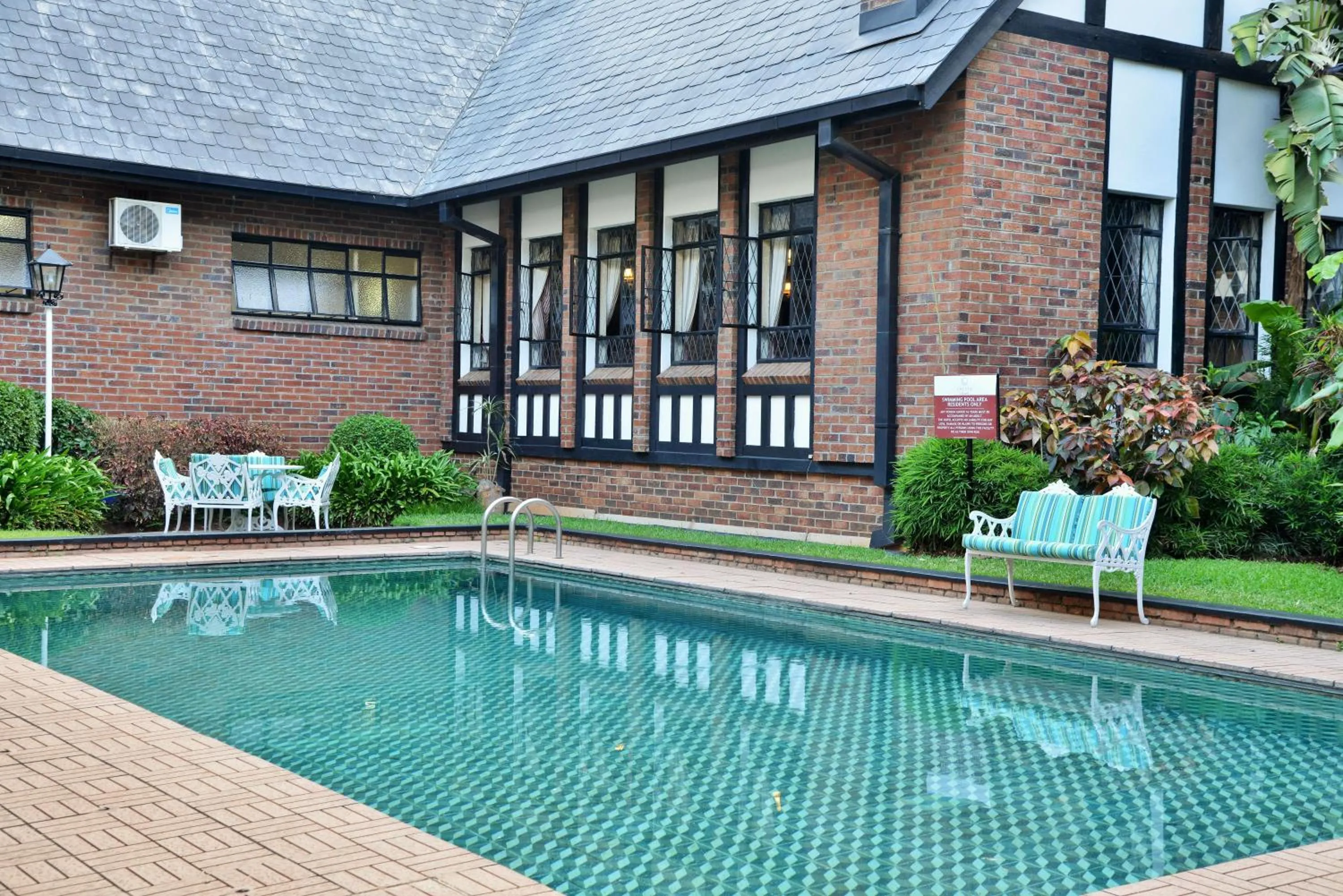 Swimming pool in Cresta Churchill Hotel