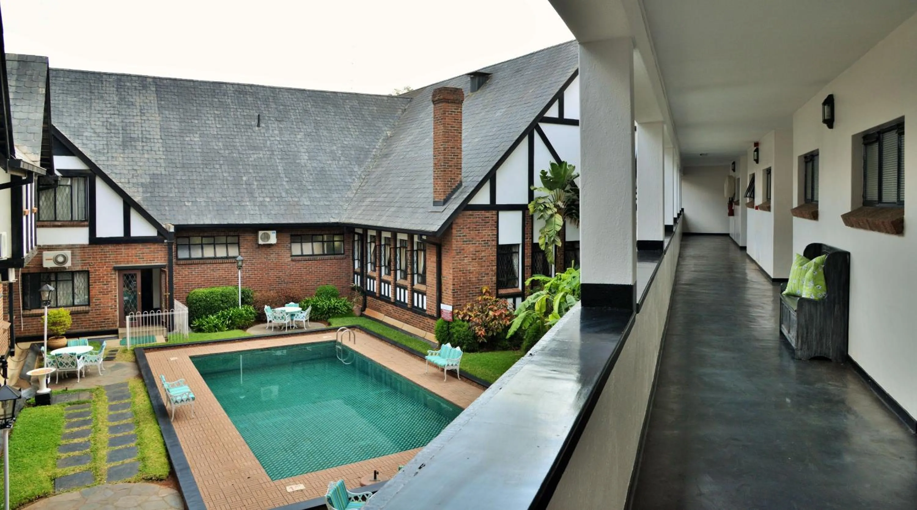 Area and facilities in Cresta Churchill Hotel