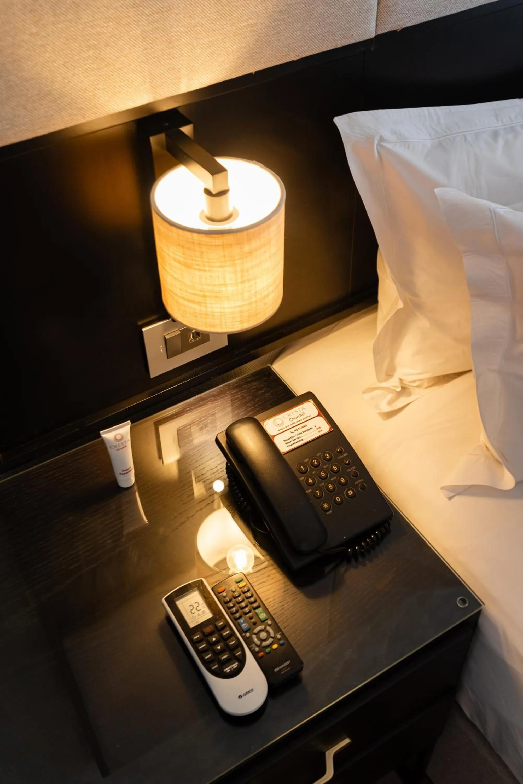 Photo of the whole room, Bed in Cresta Churchill Hotel