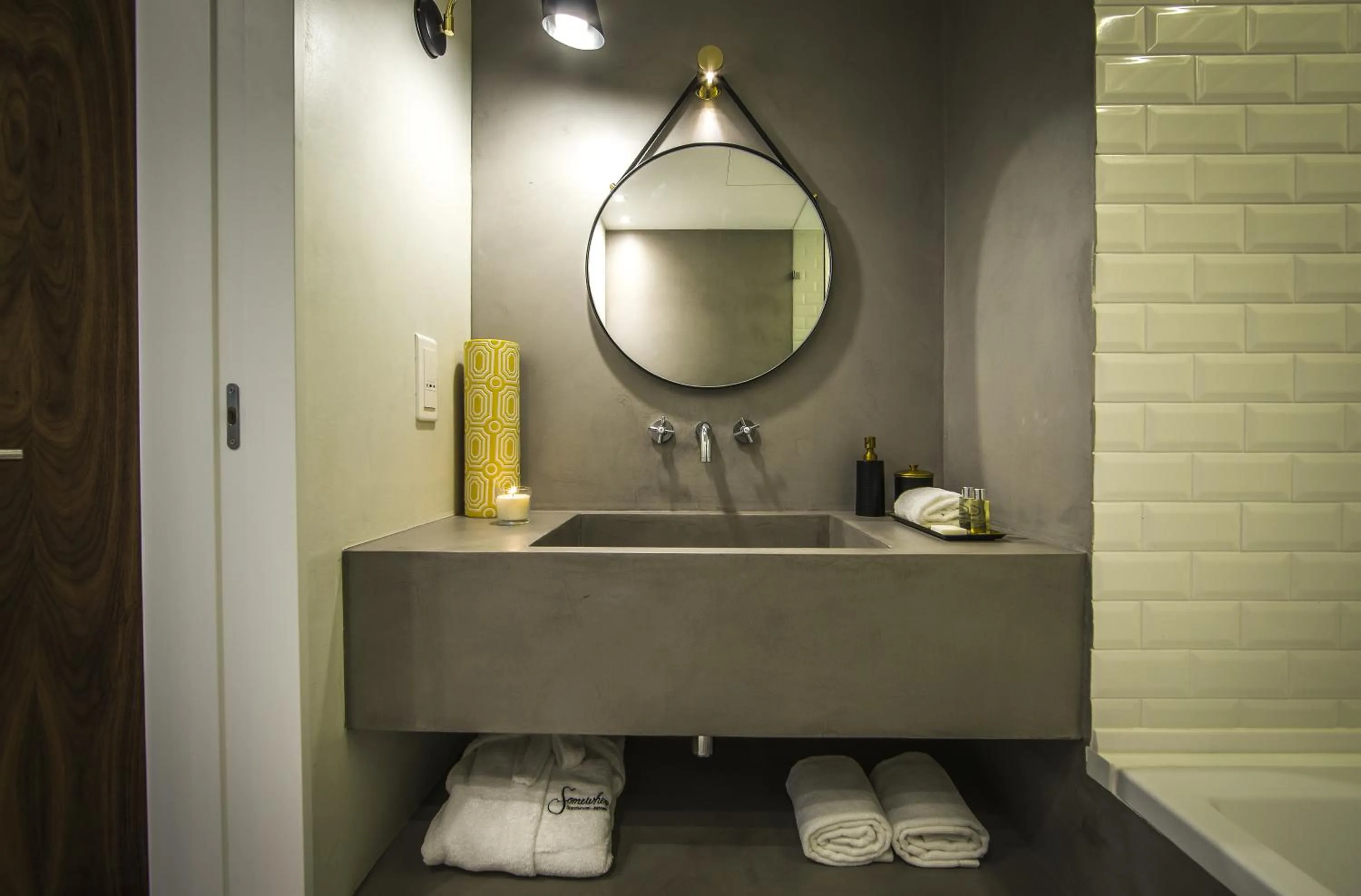 Shower in Somewhere - Estoril Guesthouse