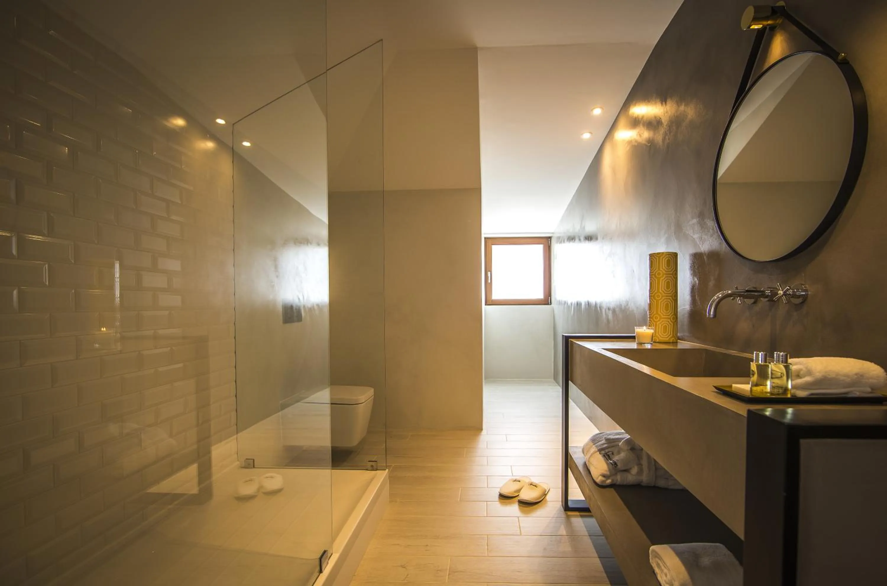 Shower in Somewhere - Estoril Guesthouse