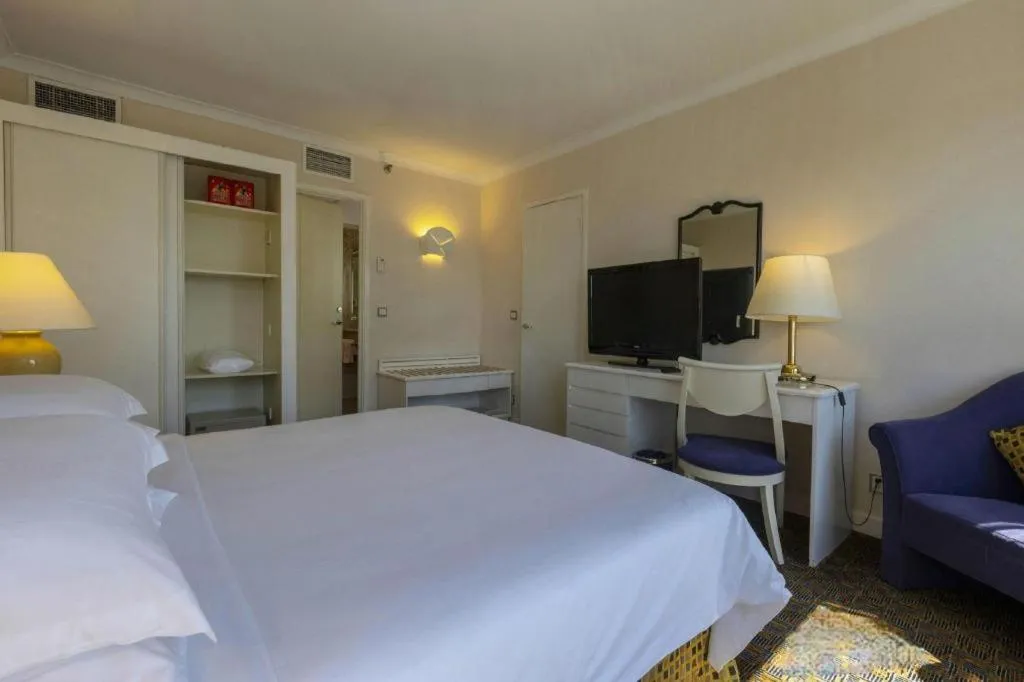 Bed in Grand Skylight Hotel Royal, Beijing