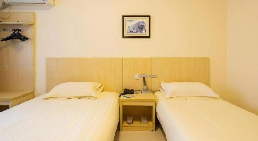 Bed in JinJiang Inn Nanjing The Confucius Temple Zhonghuamen Metro Station