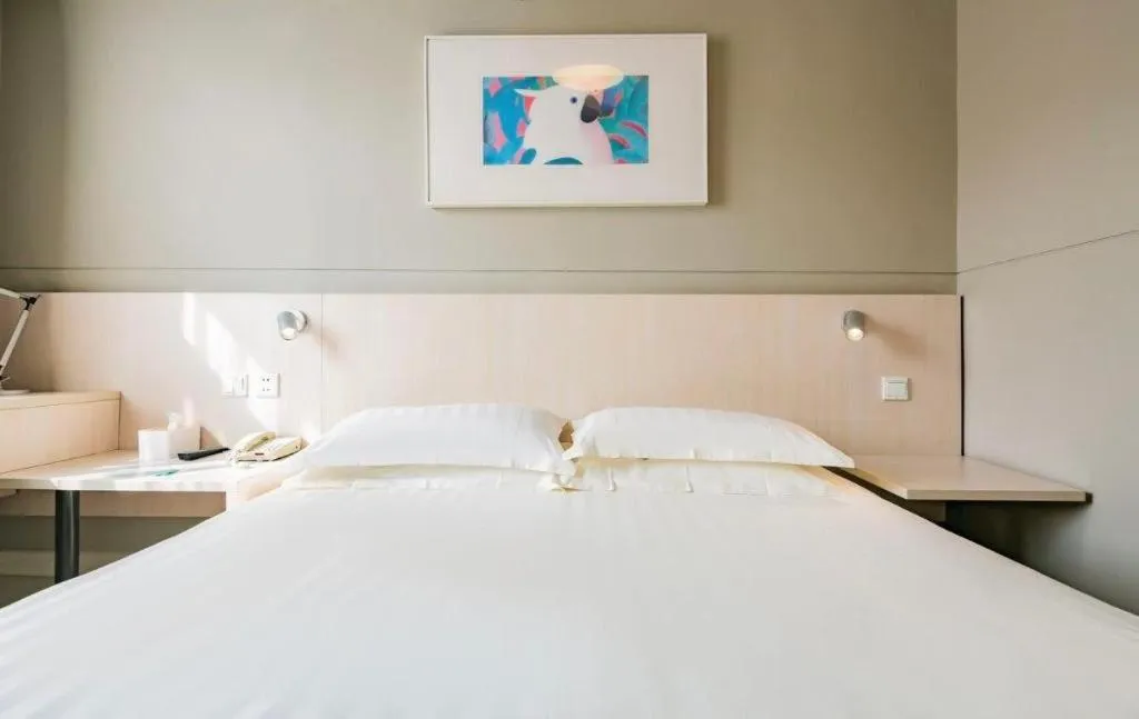 Bed in Jinjiang Inn Hangzhou Lin'an Qianwang Street