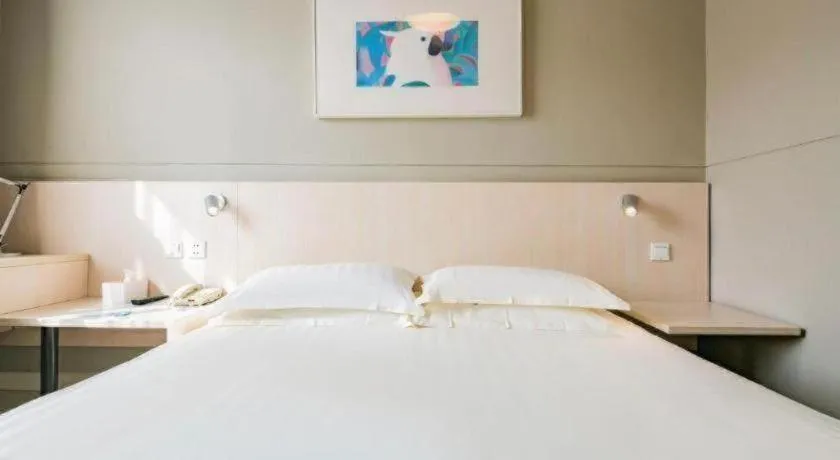 Bed in Jinjiang Inn Hangzhou Lin'an Qianwang Street