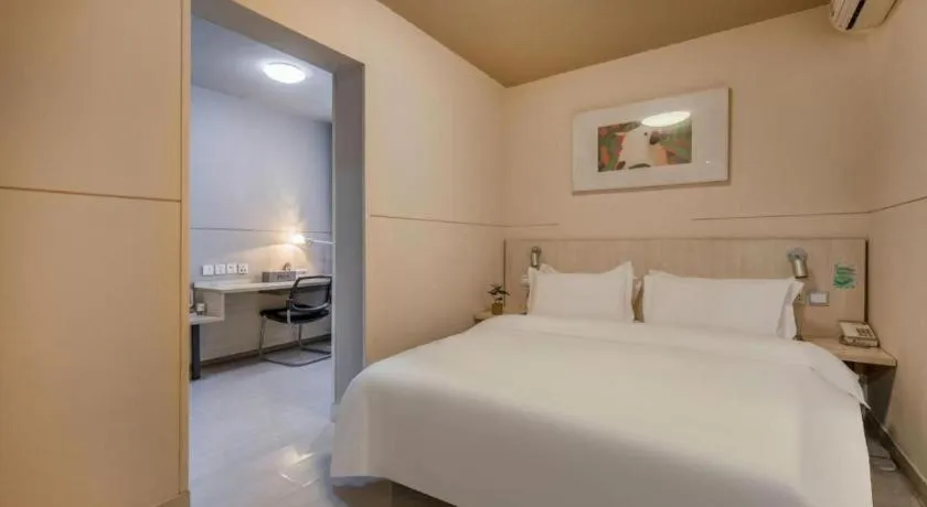 Bed in Jinjiang Inn Hangzhou Lin'an Qianwang Street