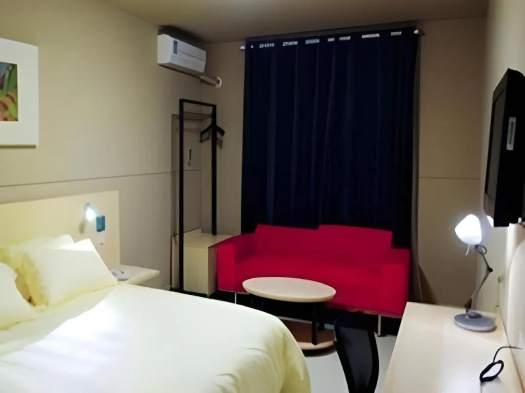 Bed in Jinjiang Inn Hangzhou Lin'an Qianwang Street