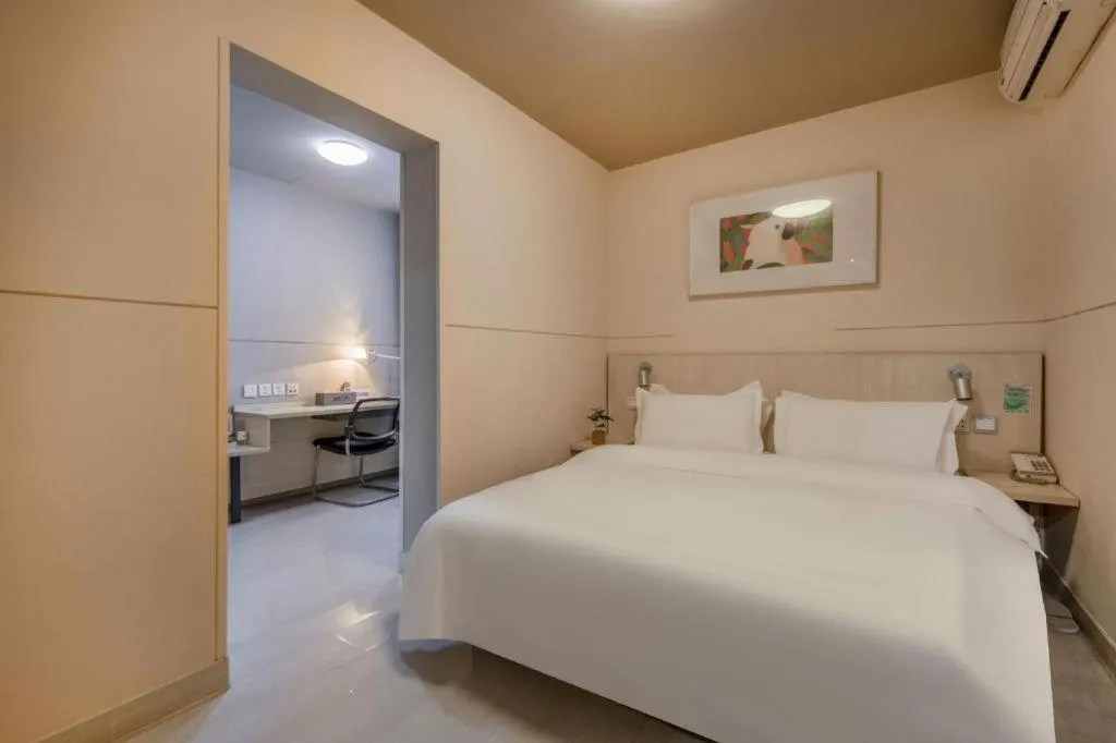 Bed in Jinjiang Inn Hangzhou Lin'an Qianwang Street