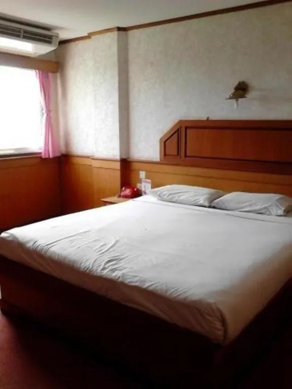 Bed in Sakol Grand Palace Hotel