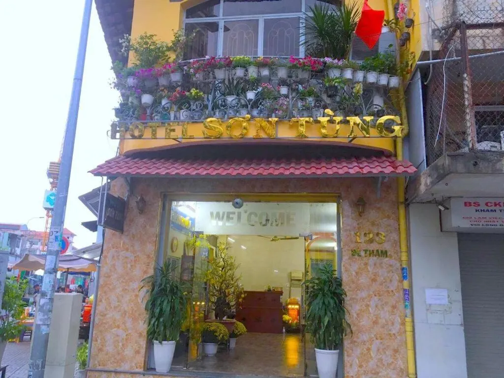 Son Tung Hotel - De Tham Street