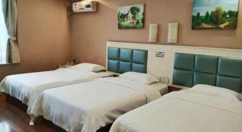 Bed in GreenTree Inn Guangdong Huizhou Chenjiang Intercity Rail Station Business Hotel