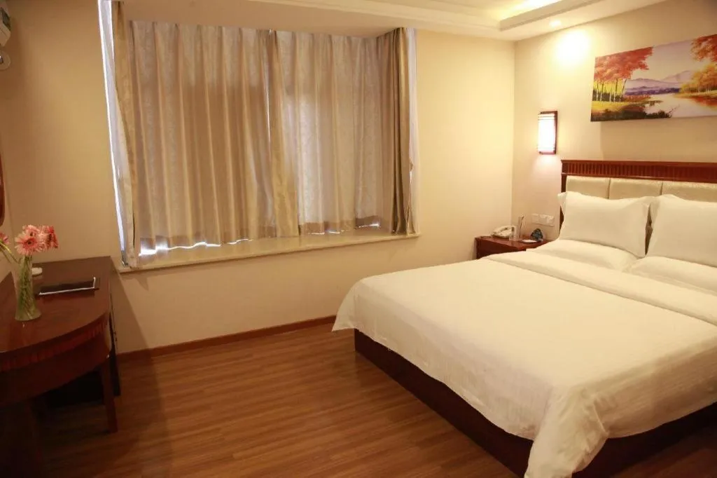Bed in GreenTree Inn Guangdong Huizhou Chenjiang Intercity Rail Station Business Hotel