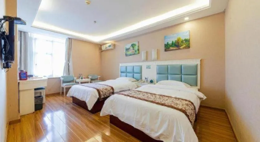 Bed in GreenTree Inn Guangdong Huizhou Chenjiang Intercity Rail Station Business Hotel