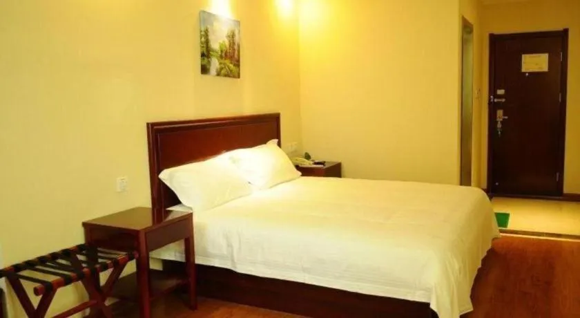 Bed in GreenTree Inn Guangdong Huizhou Chenjiang Intercity Rail Station Business Hotel