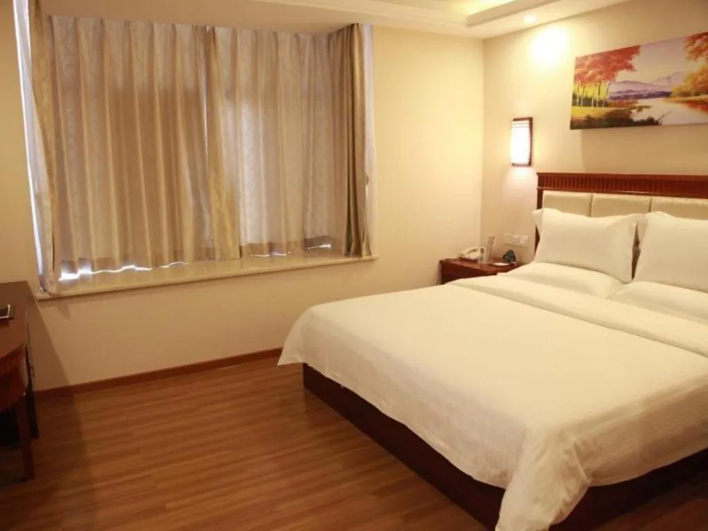 Bed in GreenTree Inn Guangdong Huizhou Chenjiang Intercity Rail Station Business Hotel