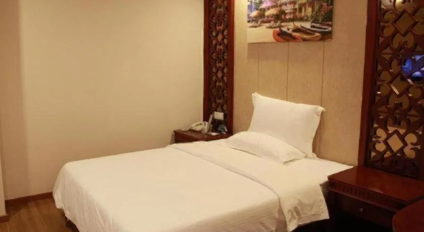Bed in GreenTree Inn Guangdong Huizhou Chenjiang Intercity Rail Station Business Hotel