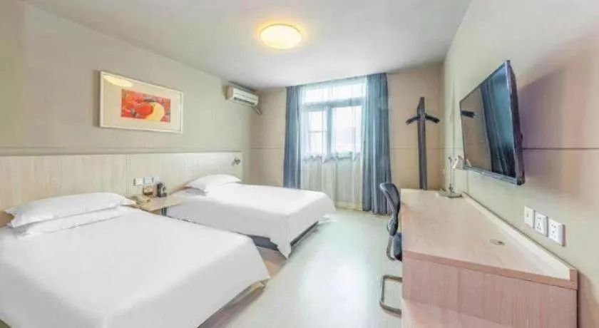 Bed in Jinjiang Inn Zhenjiang Jiangsu University Suning Plaza