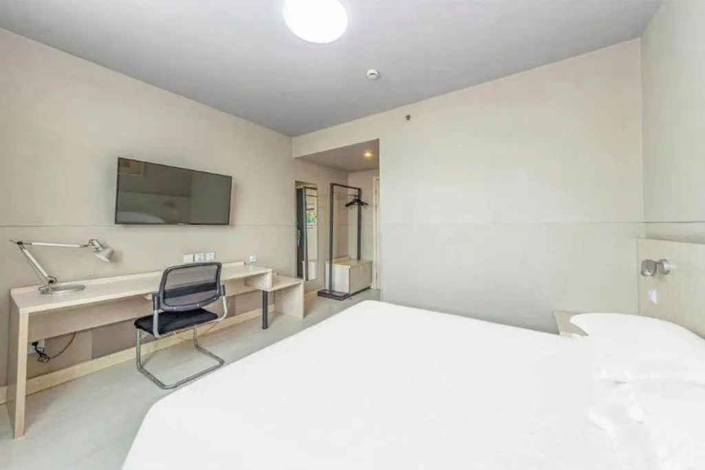 Bed in Jinjiang Inn Zhenjiang Jiangsu University Suning Plaza