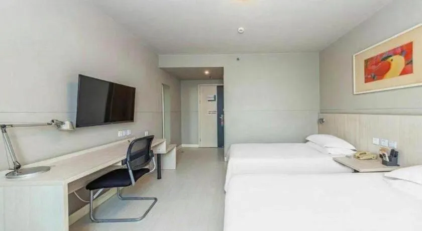 Bed in Jinjiang Inn Zhenjiang Jiangsu University Suning Plaza