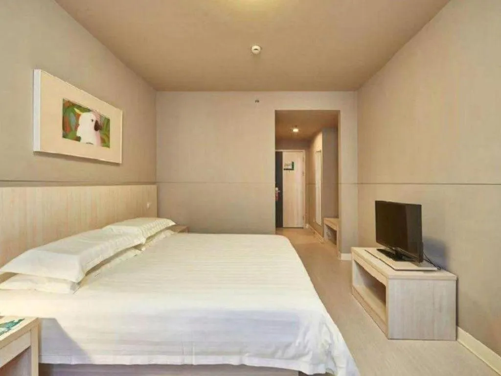 Bed in Jinjiang Inn Zhenjiang Jiangsu University Suning Plaza
