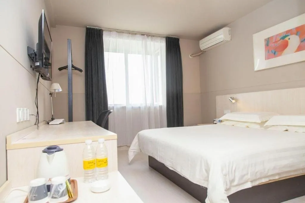 Bed in Jinjiang Inn Zhenjiang Jiangsu University Suning Plaza