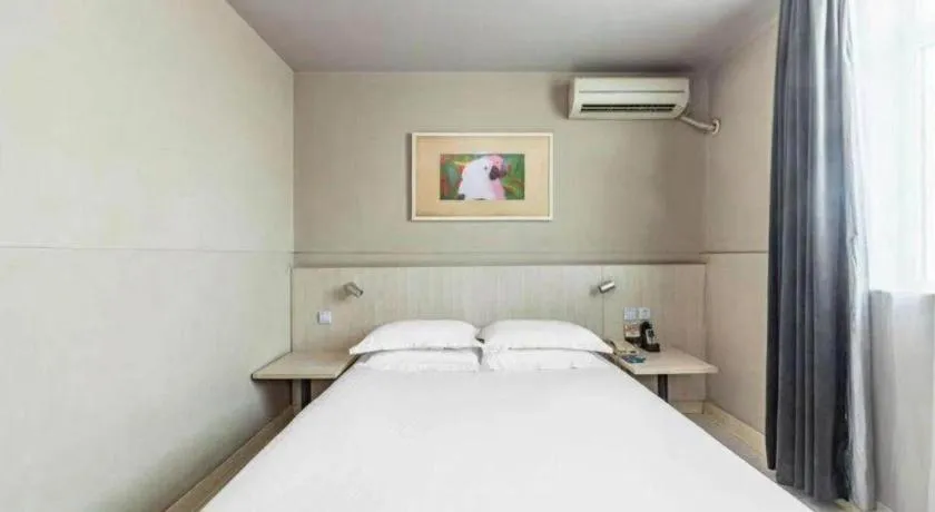 Bed in Jinjiang Inn Zhenjiang Jiangsu University Suning Plaza