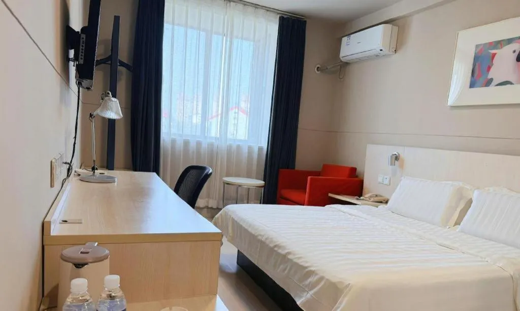 Bed in Jinjiang Inn Zhenjiang Jiangsu University Suning Plaza