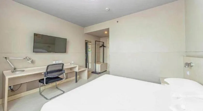 Bed in Jinjiang Inn Zhenjiang Jiangsu University Suning Plaza