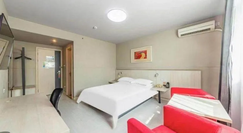 Bed in Jinjiang Inn Zhenjiang Jiangsu University Suning Plaza