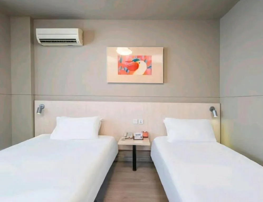 Bed in Jinjiang Inn Zhenjiang Jiangsu University Suning Plaza
